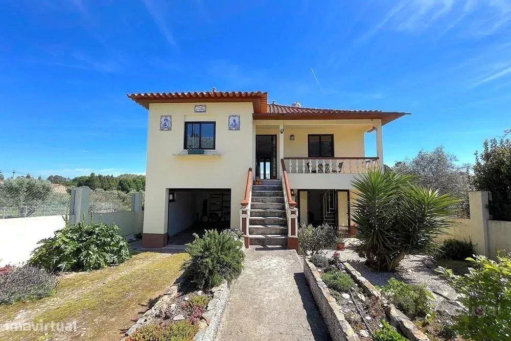 Moradia V3 totalmente renovada e mobilada com um belo jardim