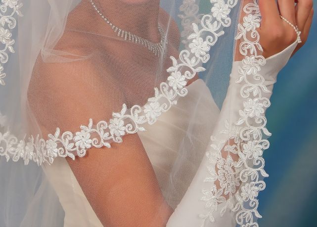 Свадебная фата айвори 3 слоя с гипюром ободком из цветов