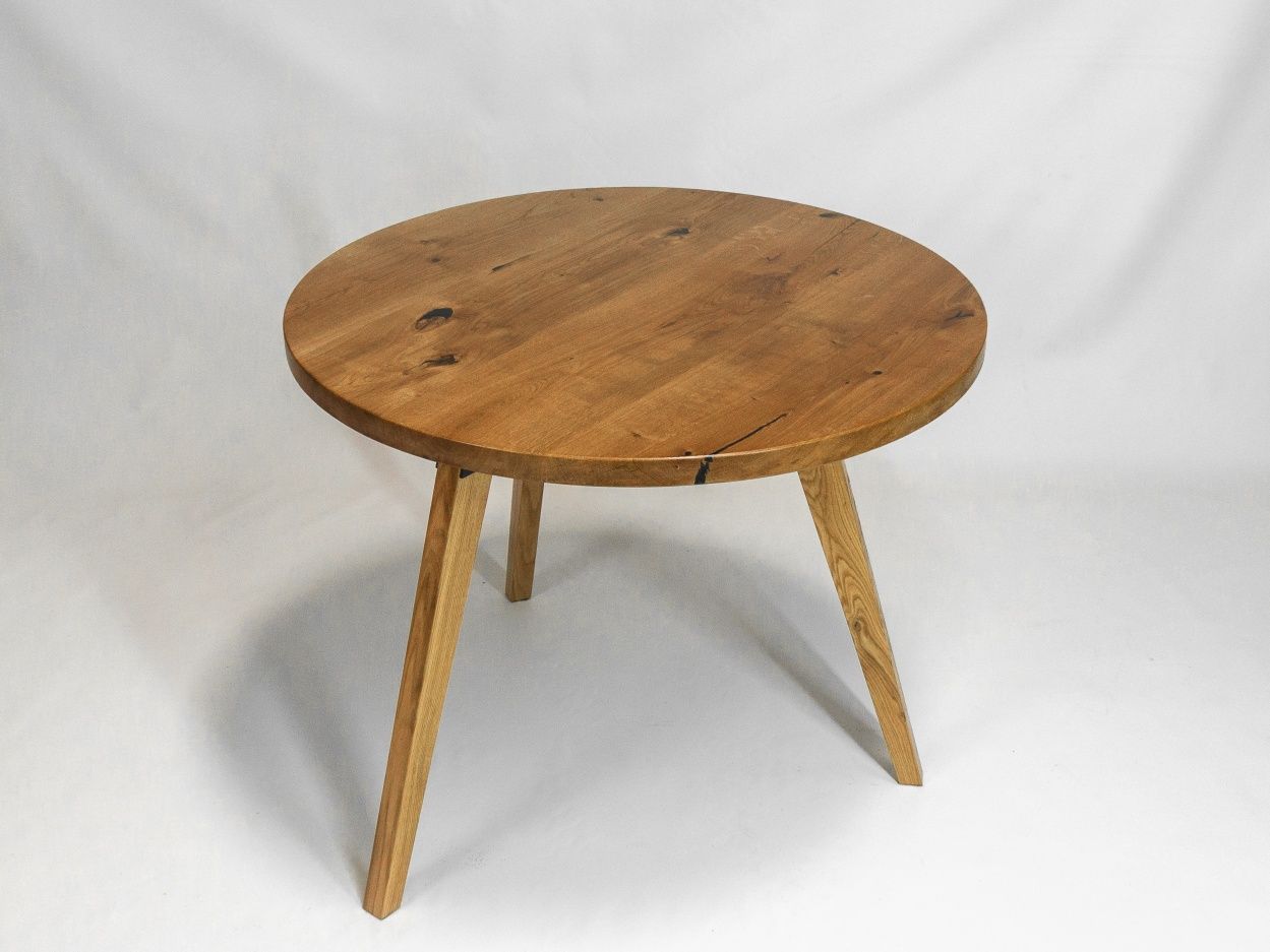 Круглий дерев'яний стіл для кухні з масиву дуба з епоксидною смолою
