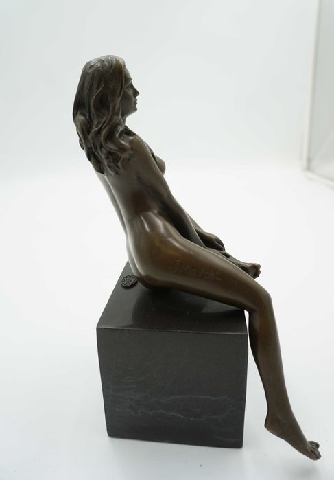 AKT nagiej kobiety-figura z brązu siedząca naga kobieta