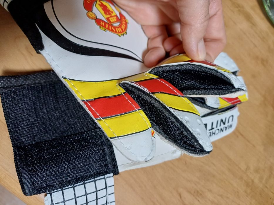 Футбольные перчатки Manchester United.  Детские футбольные перчатки.