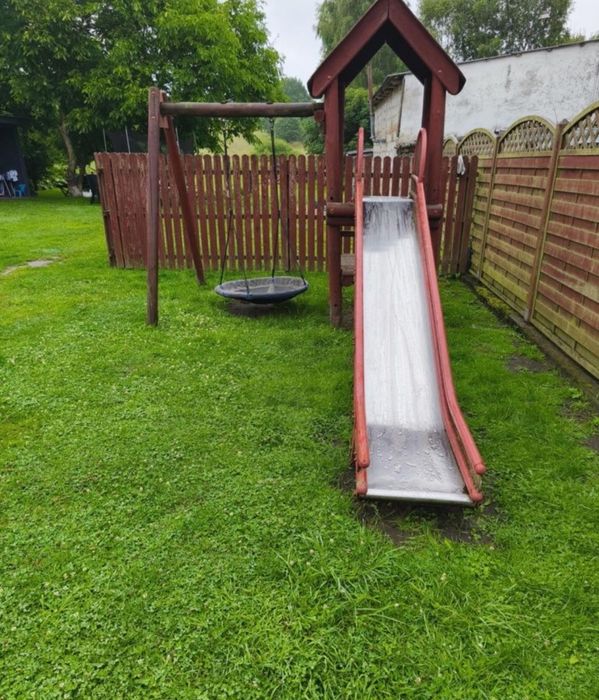 Plac zabaw z zjeżdżalnią