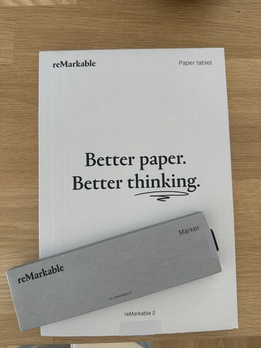 Remarkable 2, com caneta.