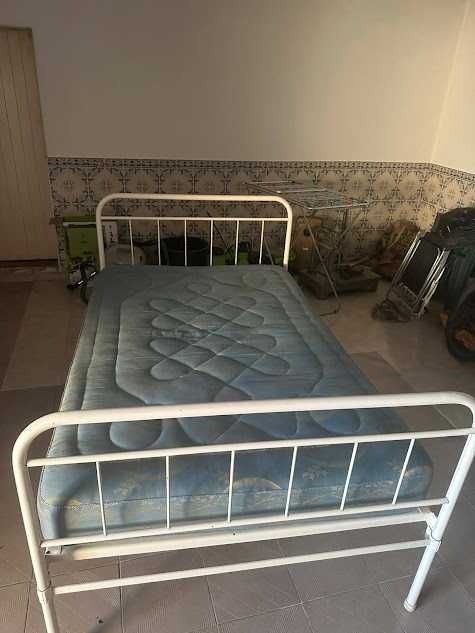 Cama em ferro com colchão