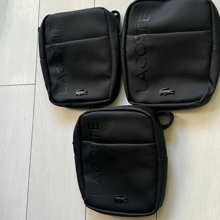 Чоловіча сумка через плече Lacoste у чорному кольорі.