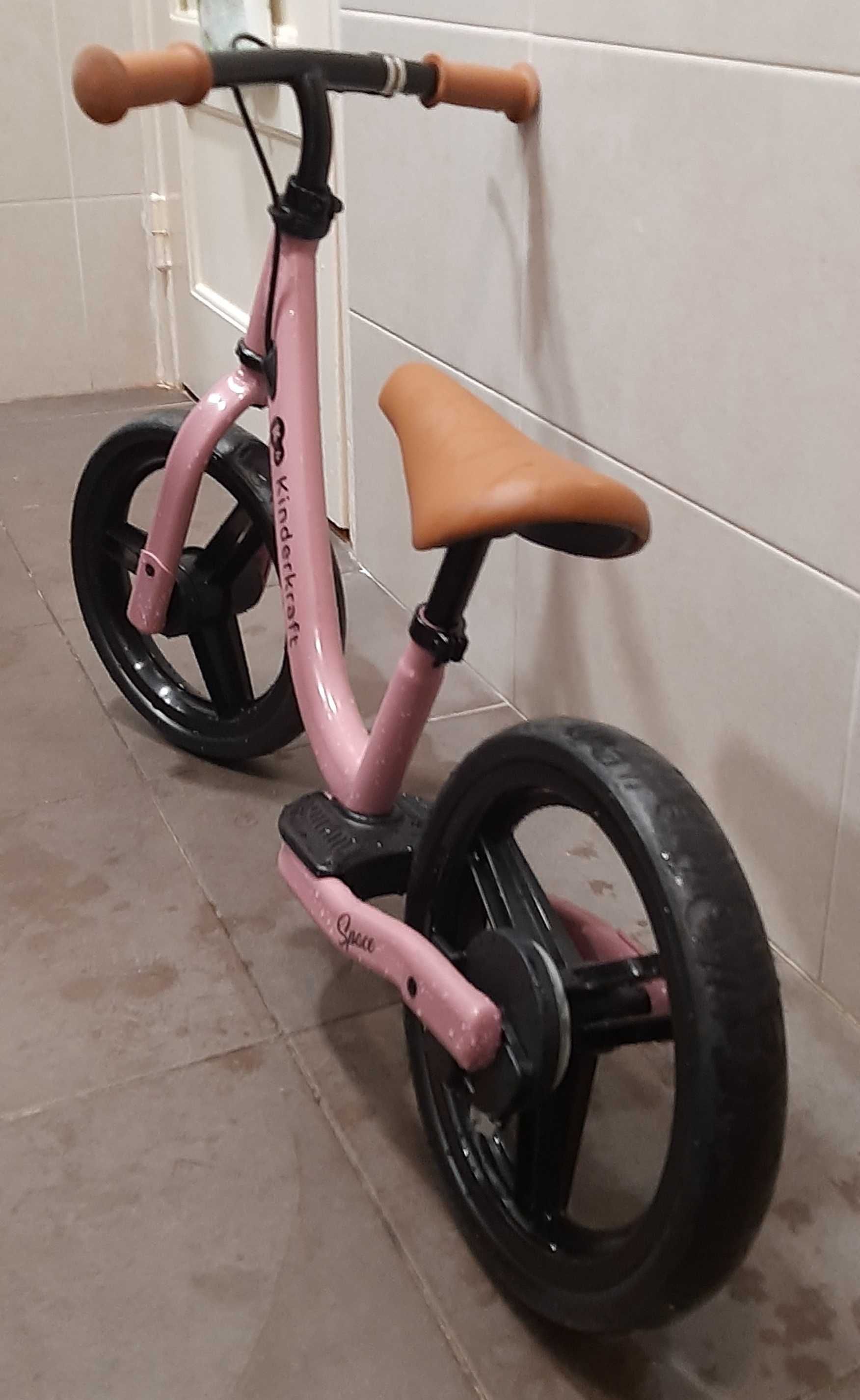 Bicicleta para crianças com travões.  Bicicleta de aprendizagem