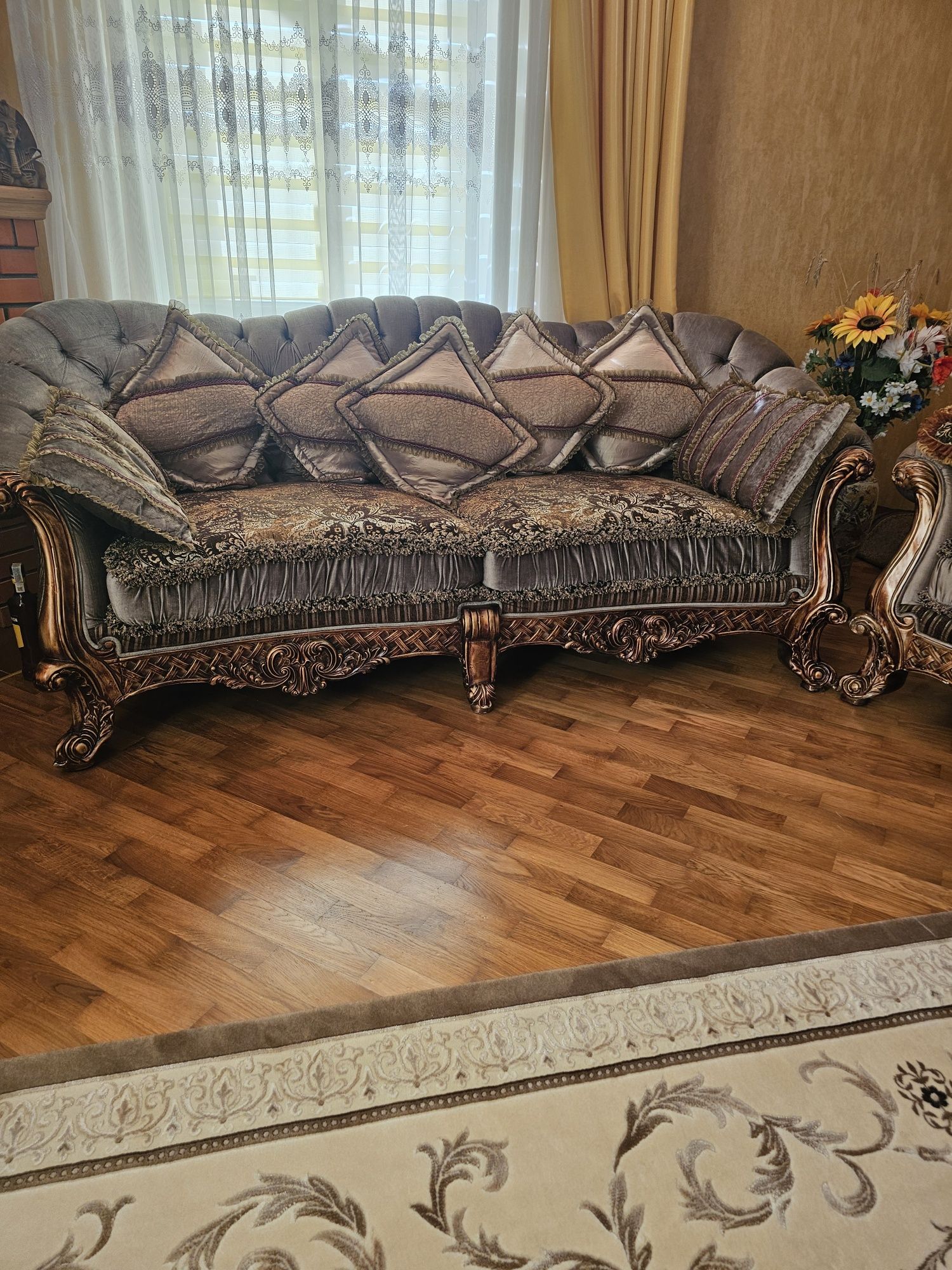 Диван та два крісла