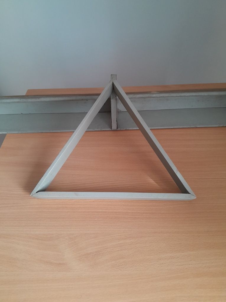 Треугольник и полочка для шаров.