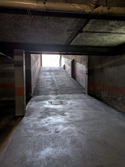 Arrendamento de garagem na Rua do Monte dos Burgos