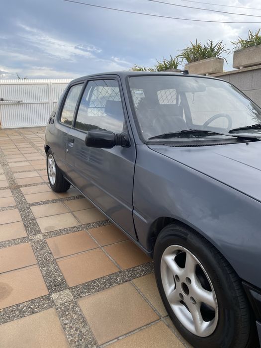 Peugeot 205 frente GTI