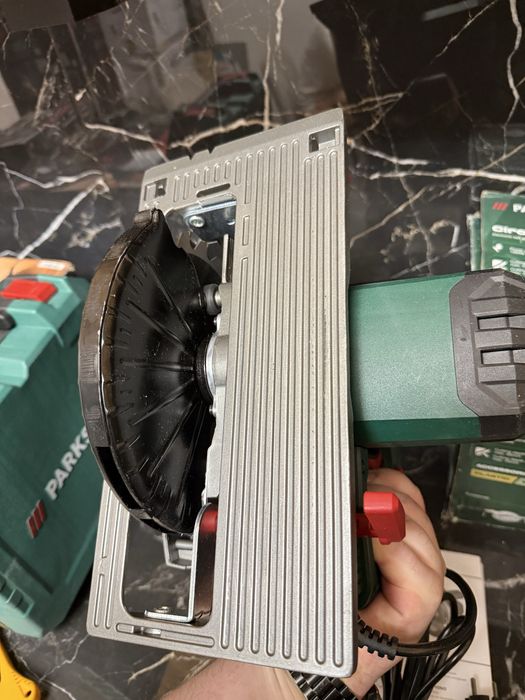 Ручна циркулярная пила Parkside PHKS 1350 E4 торцовка торцювальна