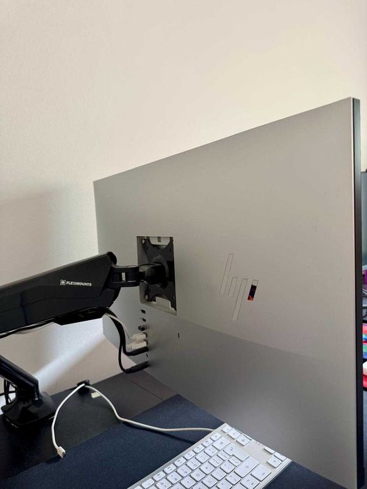 Monitor HP U28 4K USB-C com caixa e braço de monitor