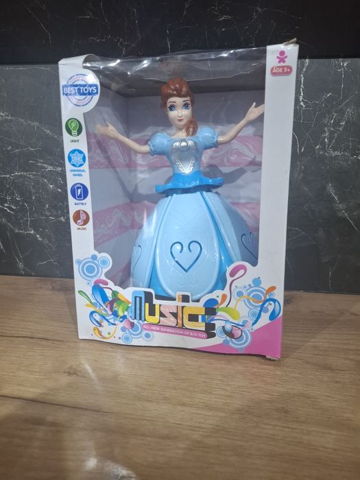 Księżniczka Elsa – świecąca lalka muzyczna z „Krainy Lodu”, jeździ