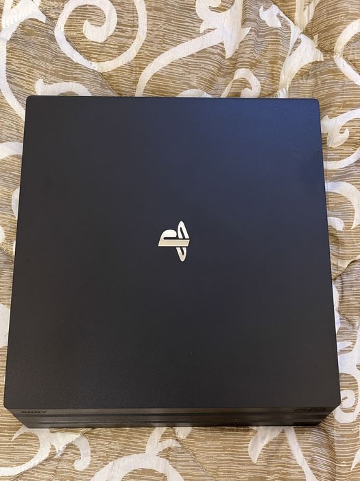 СРОЧНО PlayStation 4 pro 1TB + Ps камера и доп гемпад!