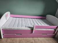 Łóżko dla dziewczynki z dwustronnym materacem