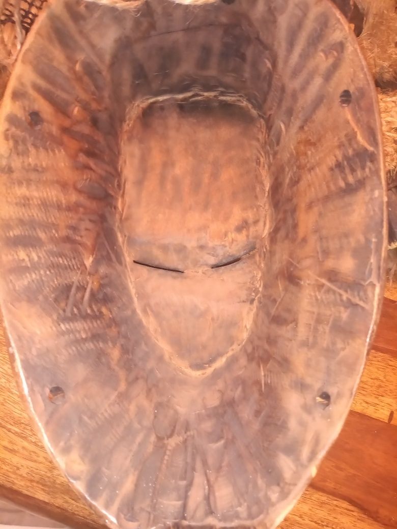 Duża maska z drzewa