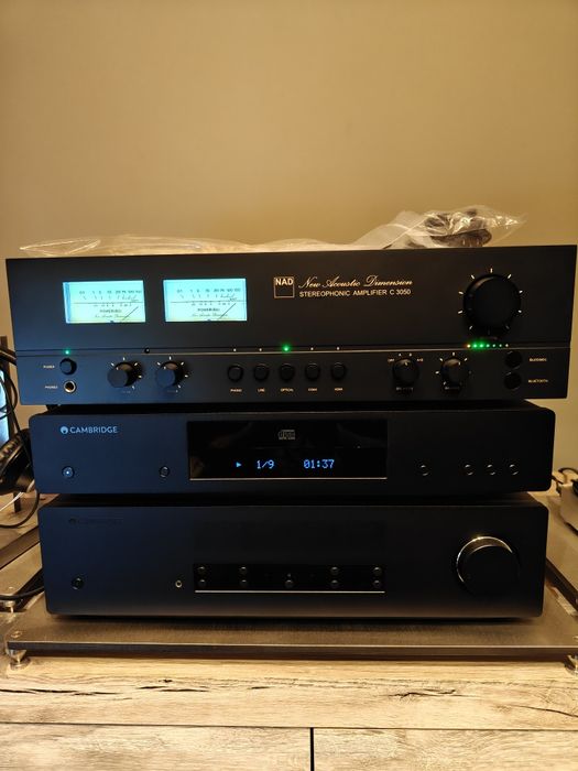 NAD C 3050 wzmacniacz zintegrowany wskaźniki VU