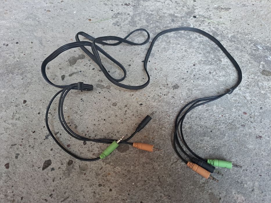 Kable do głośników. Znalezione w garażu, nadgryzione zębem czasu.