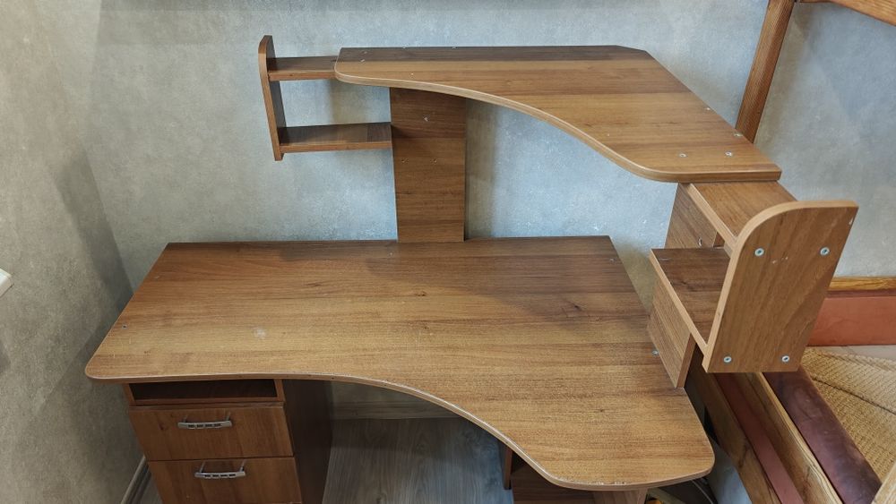 Стіл комп'ютерний