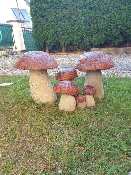 Duże  grzyby ,  figury ogrodowe