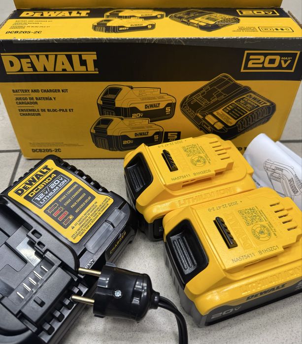 DeWalt DCB205-2C набір акумуляторів та зарядного