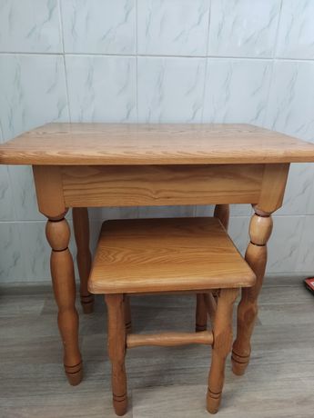 Дерев'яний лакований столик з табуретом