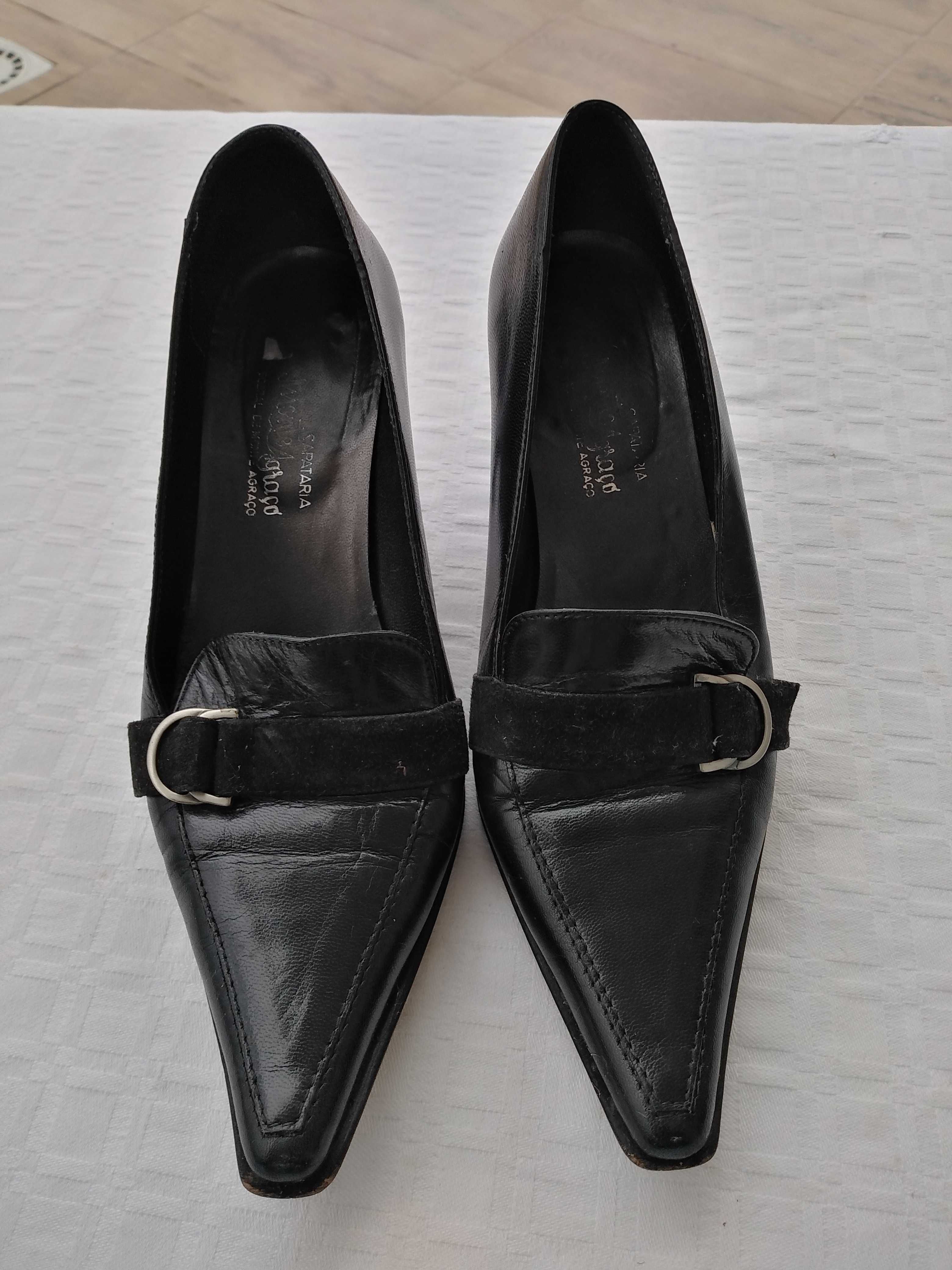 Sapatos Pretos de Pele