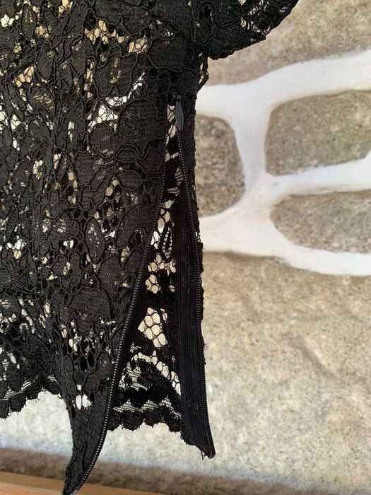 Top de renda preto com zíper lateral