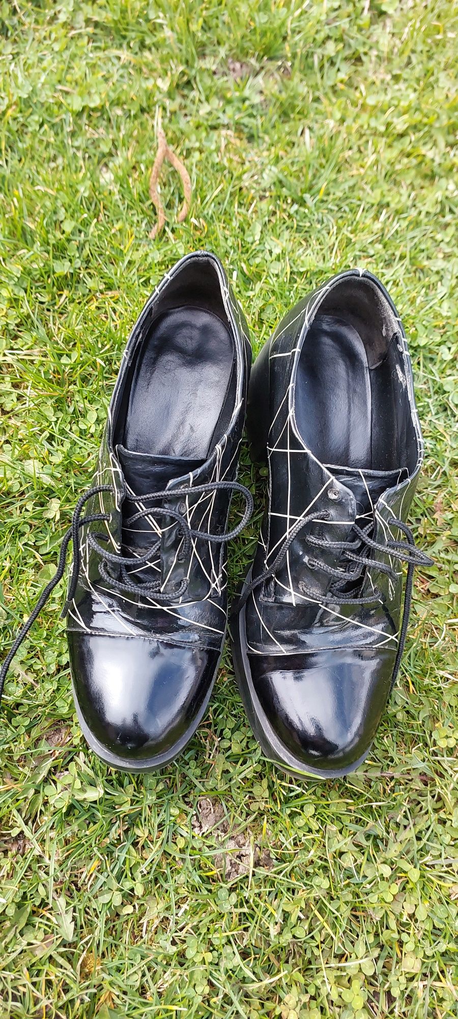 Туфлі лаковані чорні з бежевою полоскою