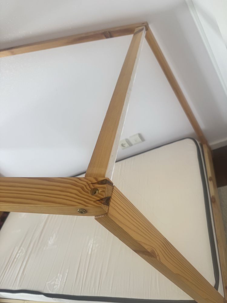Cama de madeira com colchao