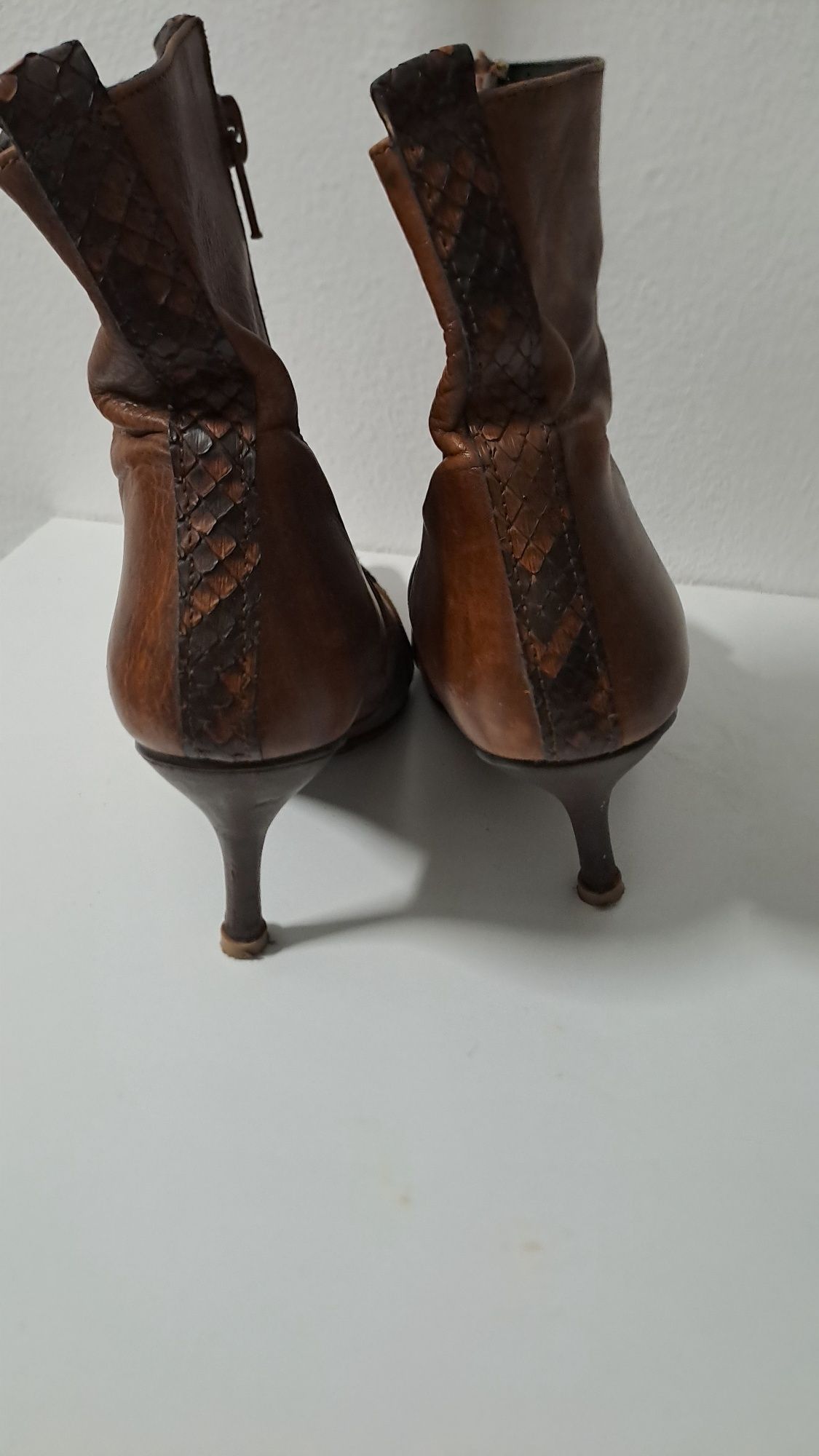 Botins em pele 37