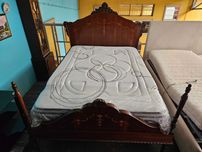 Cama antiga em madeira maciça com estrado e colchão recente -