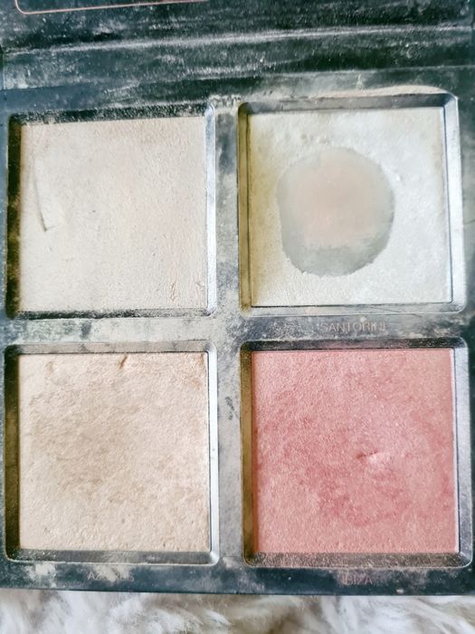 Huda Beauty paletka rozświetlaczy