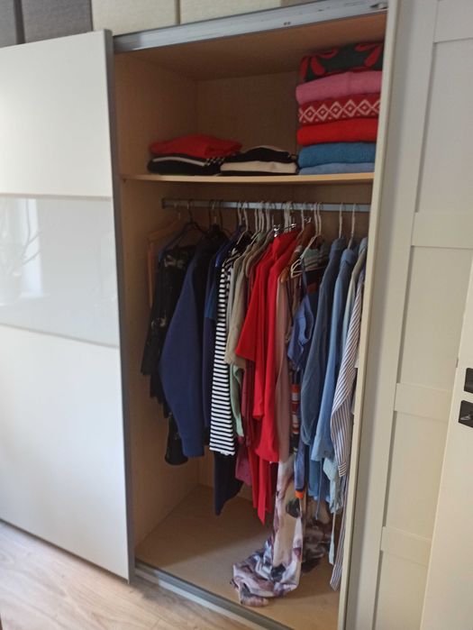 Szafa z przesuwnymi drzwiami