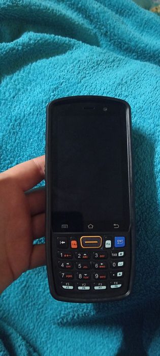 Термінал збору даних Urovo DT40 зі сканером штрих-кодів.