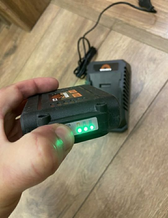 Акамулятори,і зарядне до шуруповерта Vitals