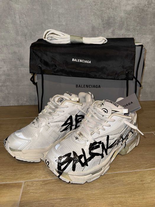 balenciaga runner graffiti