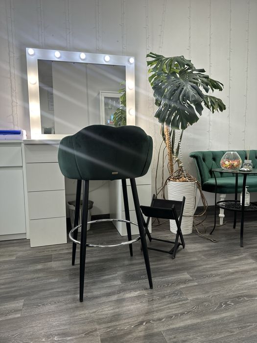 Оренда кушетки , стіл бровіста, візажиста.