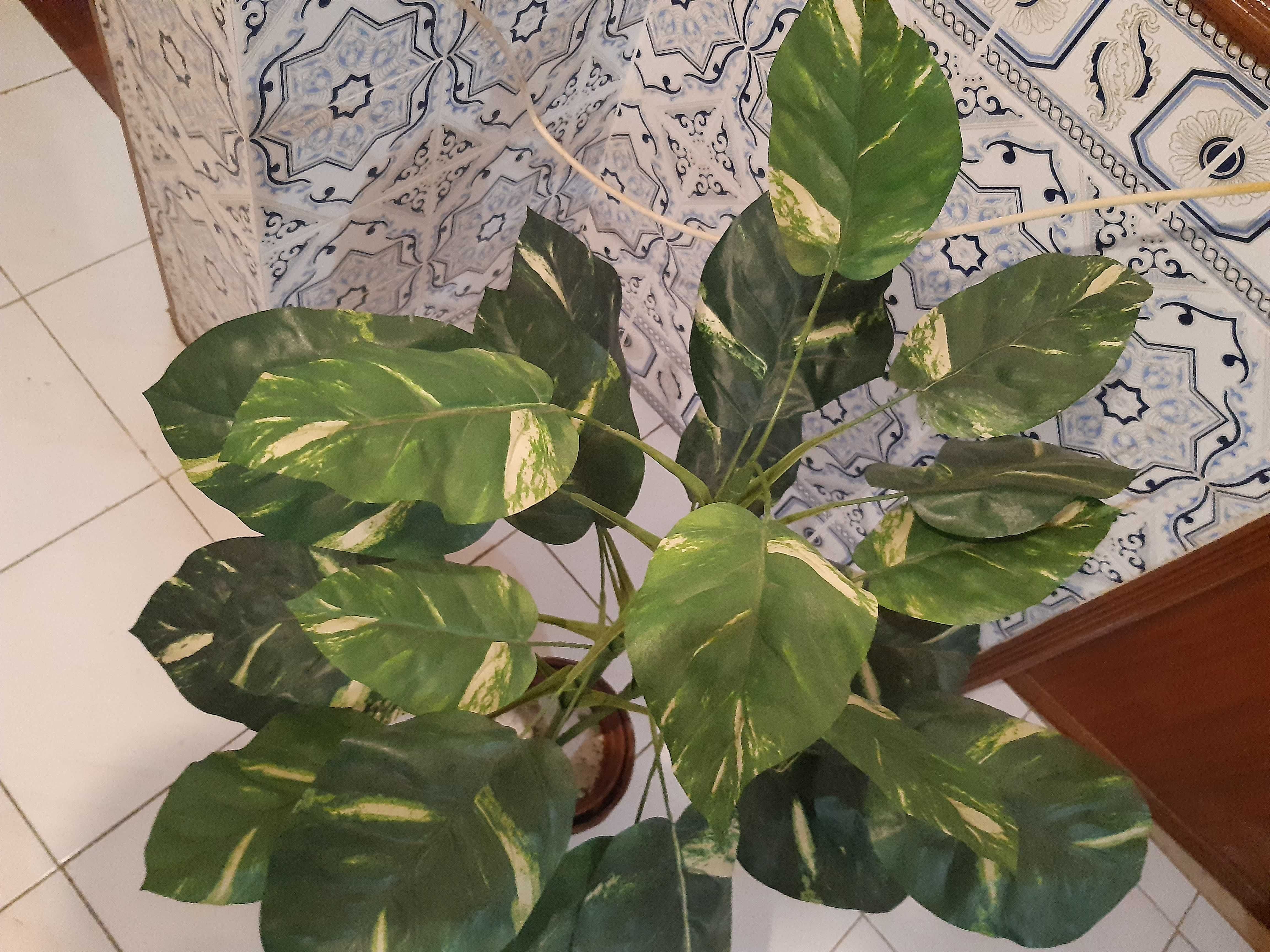Planta artificial com cesto verga, 91cm de altura, excelente estado