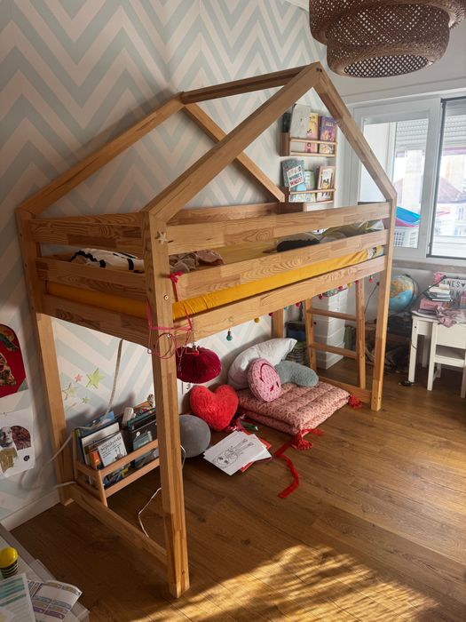 Cama de madeira maciça para criança da MON LIT CABANE