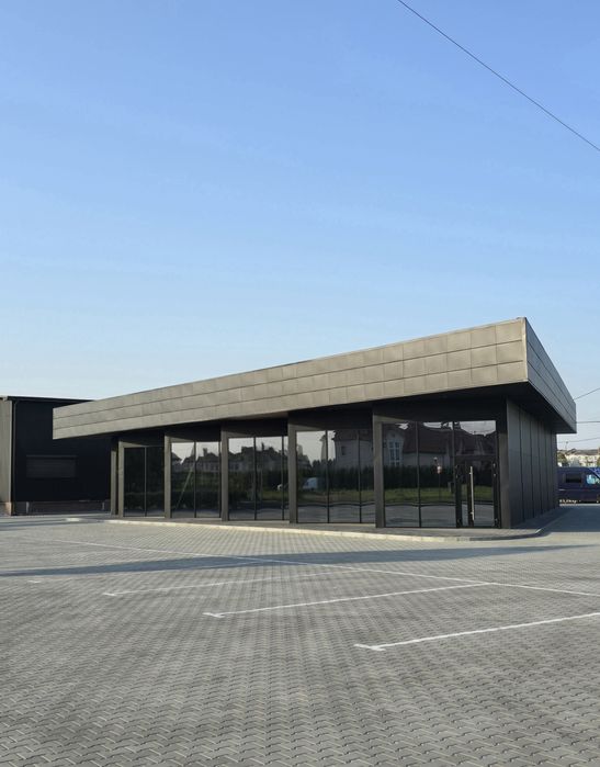 Продам окреме, фасадне приміщення з власною парковкою