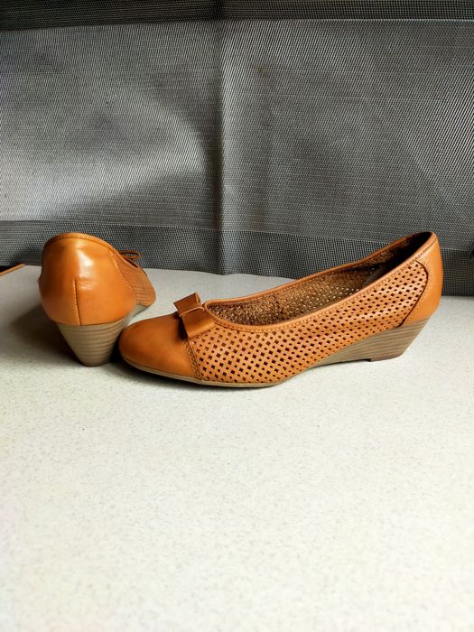 Czółenka buty wloskie na koturnie ażurowe skórzane Caprice 38,5 /25 cm