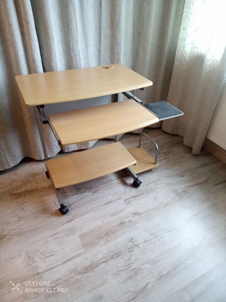 Стол, стул компьютерный на колесиках,
