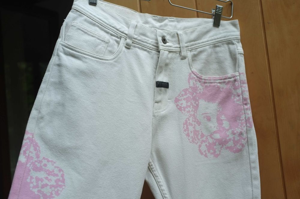 białe jeansy Special Print Denim Pleasures Now model 90's jeans