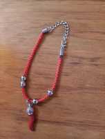 Colar com pedra vermelha e pulseira vermelha