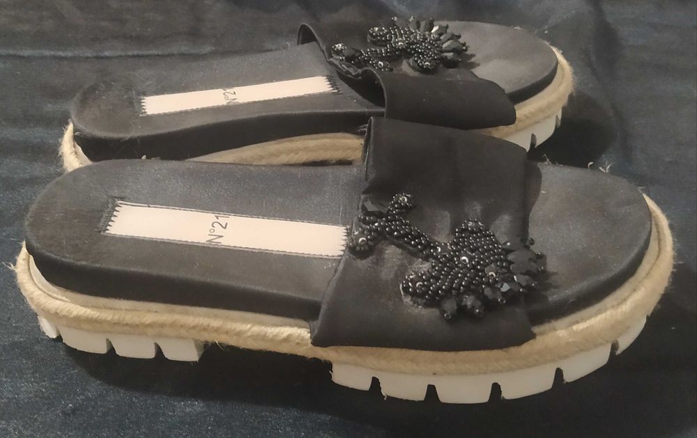 Шльопанці в'єтнамки жіночі та інше взуття.