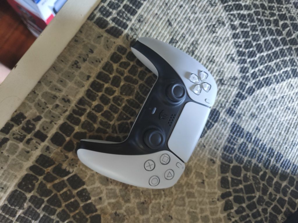 Playstation 5 em excelentes condições 825gb. Com controlo branco.