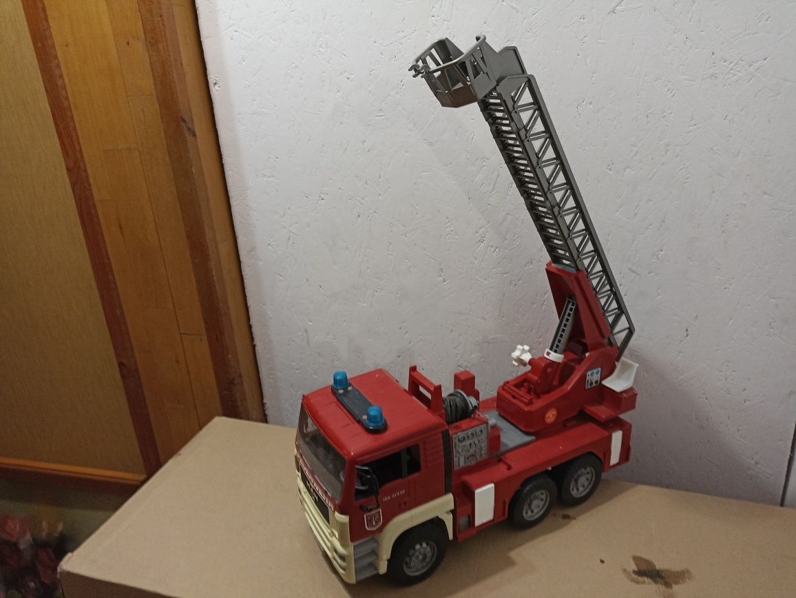 Bardzo duża zabawka strażacki drabinowuz MAN od Bruder 2001