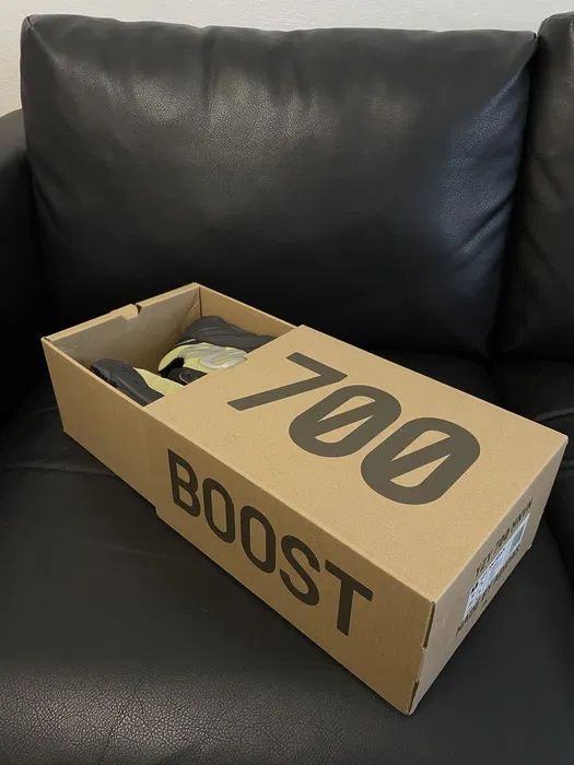 Оригінальні кроссовки Adidas Yeezy Boost 700 Resin GW9525