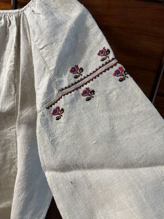 Старовинна довга вишита сорочка буденна